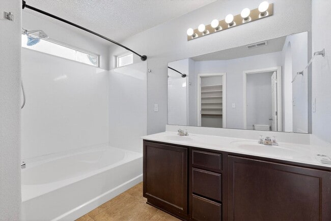 Building Photo - Montano Unser NW 3/4 bedroom 2/bath 2/Car garage