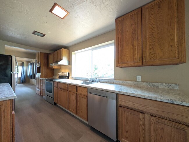 Building Photo - Great 3 bed/1bath home in Springfield!