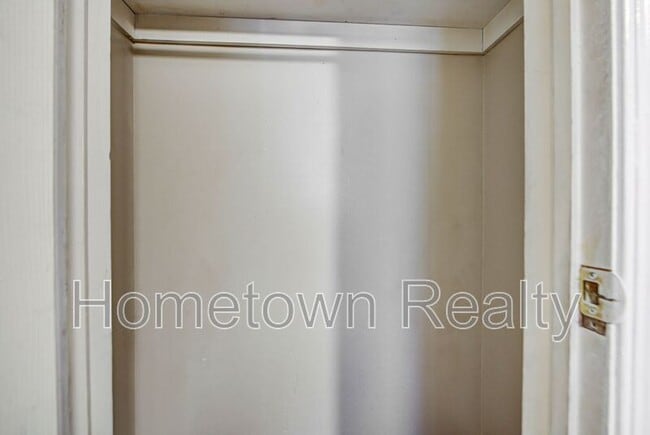 Building Photo - 1833 NE 51st St