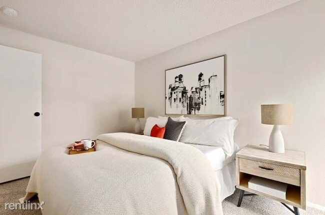 Building Photo - 2 br, 2.5 bath House - 12512 SE 42nd St # 512