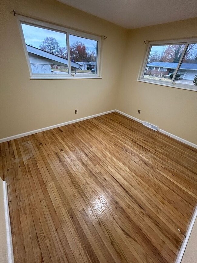 Building Photo - Charming 3-Bedroom Home with Fenced Backya...