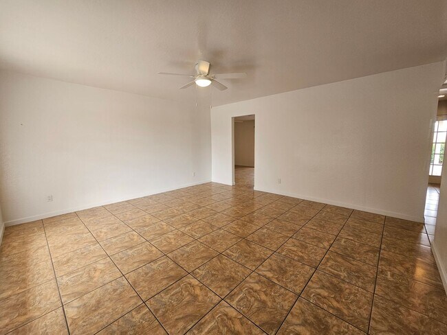 Building Photo - Scottsdale - 5 bedroom, 3 bath - Remodeled...