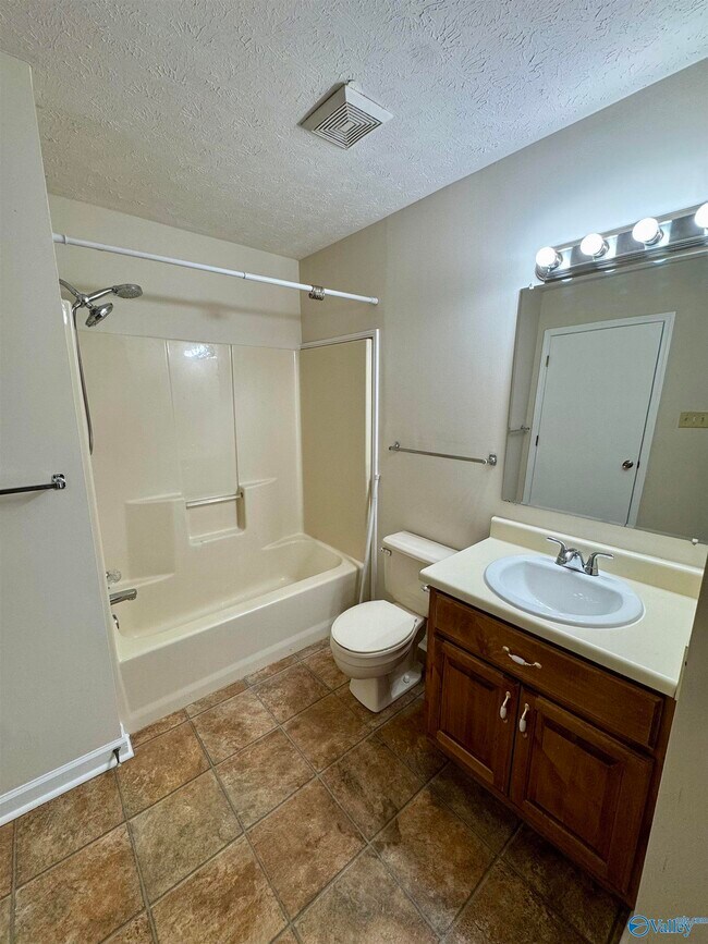 Building Photo - 508 McClellan St E