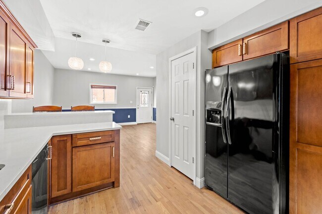 Building Photo - Beautifully Renovated 3 bed, 3 bath Home in the Southside Flats