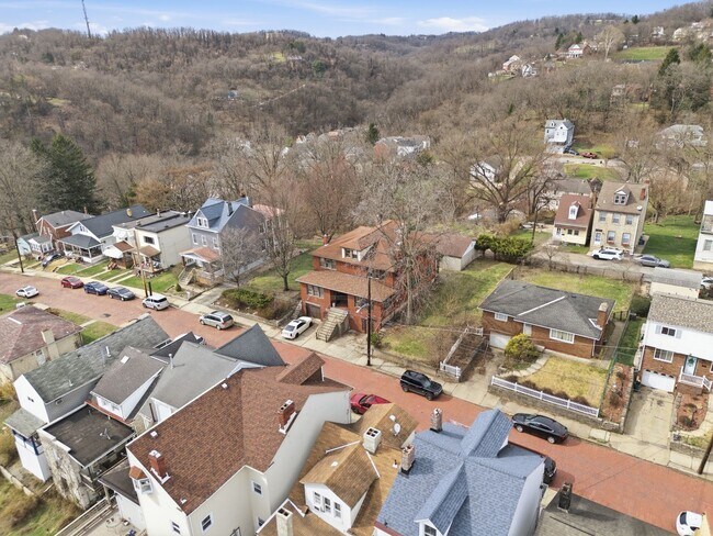 Building Photo - Beautiful, Newly Updated 3 Bedroom/1.5 Bath on quiet street near Pittsburgh's North side. AVAILAB...