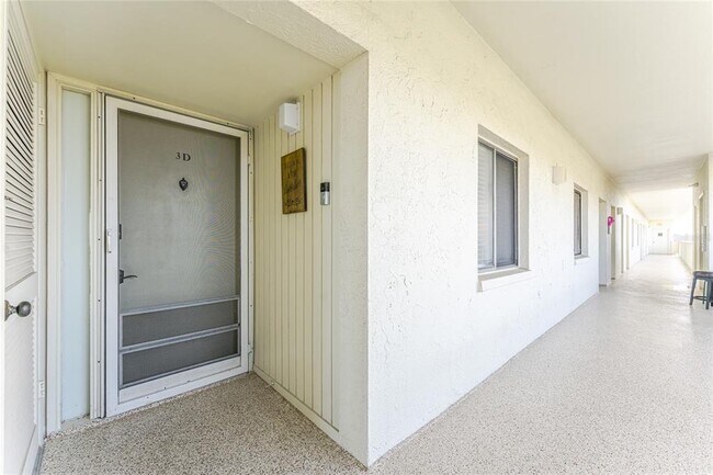Building Photo - 1500 Park Beach Cir
