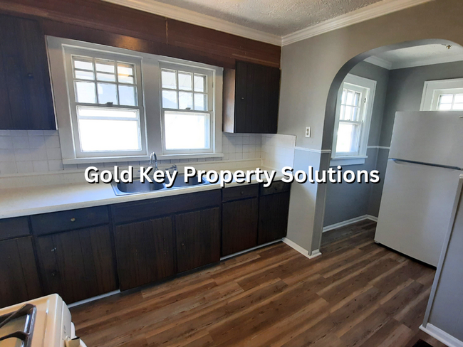 Building Photo - Beautifully Updated 2 BR 1 BA House with B...