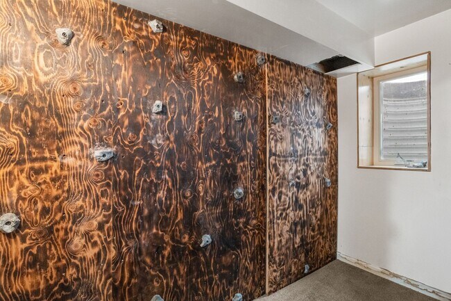 Building Photo - 3 Bedroom, 2 Bathroom Home with Full Finis...