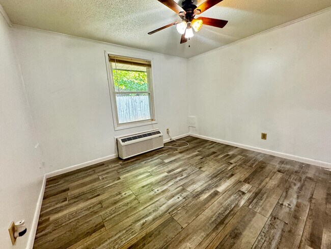 Building Photo - 5291 Dalewood Dr