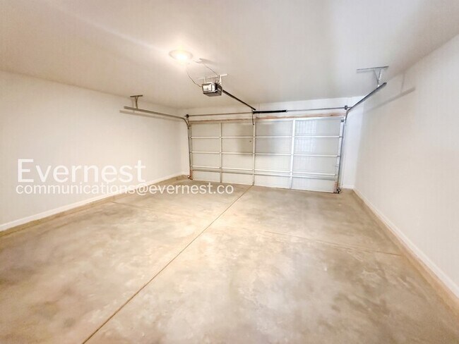 Building Photo - 3 Bed/2.5 Bath Town Home with Garage / Pet-Friendly / Vouchers Accepted / Coming Soon!