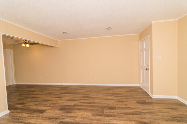 Building Photo - 705 June Dr