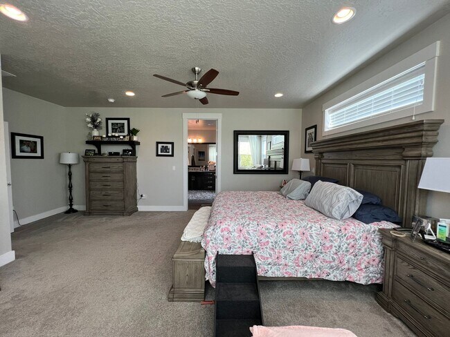 Building Photo - Beautiful custom built home with 4 bed 3.5...