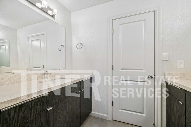 Building Photo - 5541 Ivanhoe Way