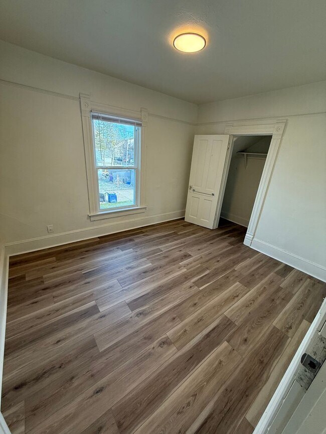 Building Photo - 654 Central St