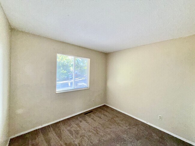 Building Photo - North-East Tri-Level Home!