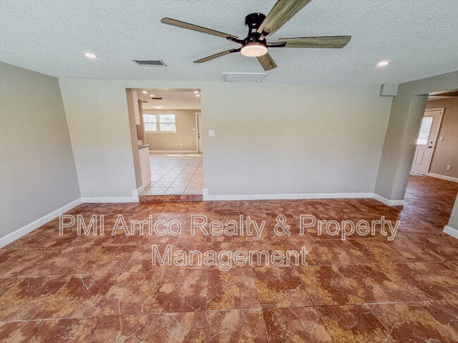 Building Photo - 818 Bayview Dr