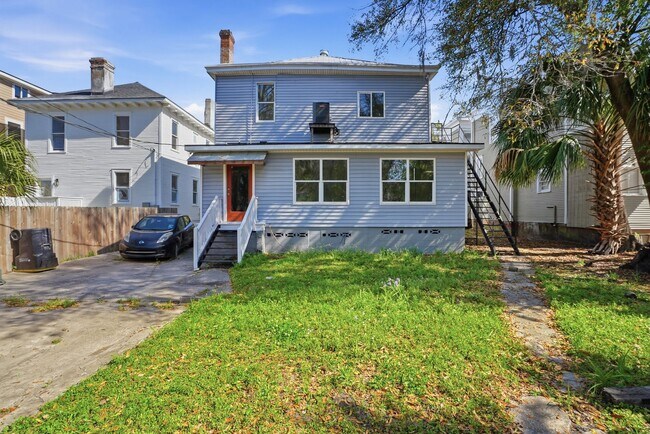 Building Photo - Beautiful Victorian Home for Lease in the Heart of Savannah
