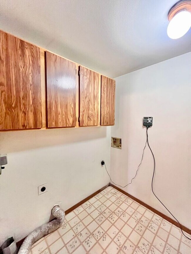 Building Photo - 3 Bed 2 Bath Close to Hughes Staduim