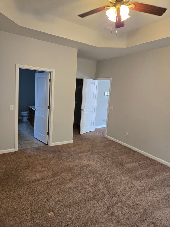Building Photo - Beautiful 3 bedroom available
