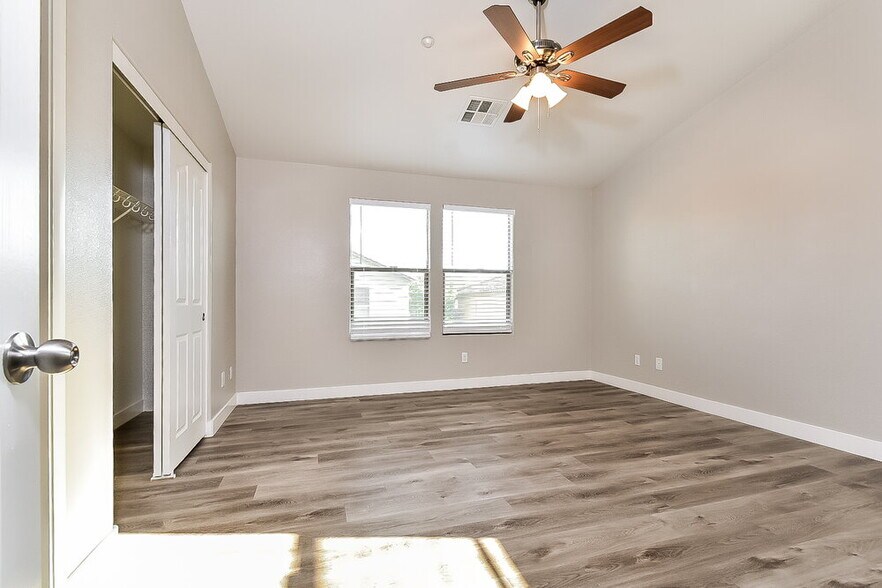 Building Photo - 10721 Mystic Shore Ave