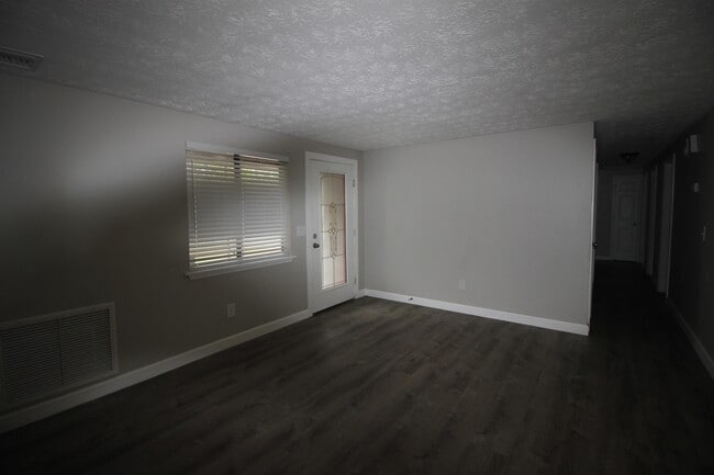 Building Photo - 3915 Oriely Dr E