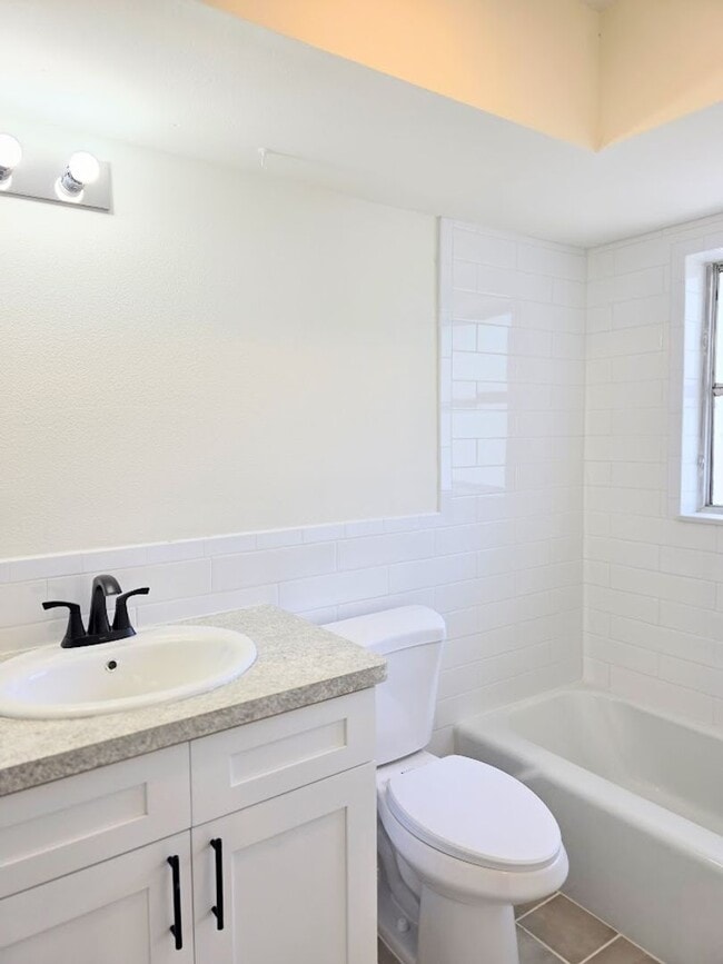 Building Photo - 2 bedroom, 2 bath condo in "The Islands"