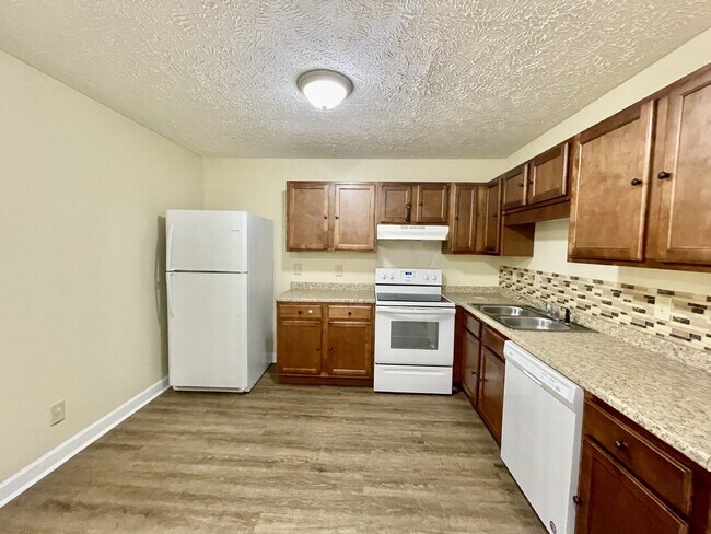 Building Photo - 2 bedroom, 1.5 bathroom townhome in Creeks Edge. Accepts Section 8.