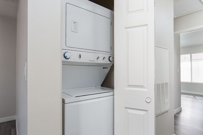 Building Photo - 2nd floor 2 bedroom unit in NW with easy access to Summerlin Pkwy and the 95/I-11