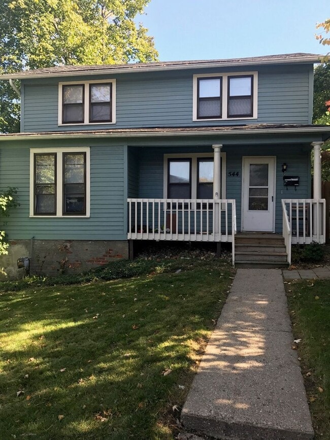Building Photo - 6 Bedroom 2 Bathroom Home Available August...
