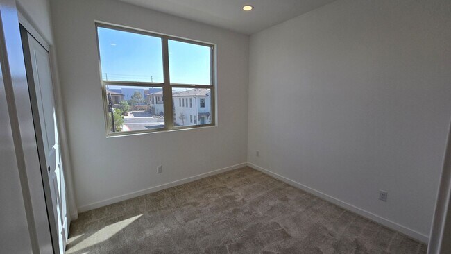 Building Photo - 3 Bedroom 2.5 bath townhouse new community in Ontario