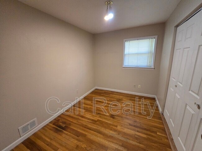 Building Photo - 1218 E 33rd Ave