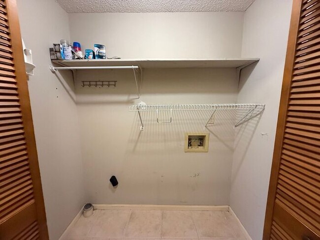 Building Photo - Pensacola - 32526- 4 bedroom, 2 bathroom - pool and lawn care included