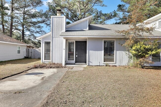 Building Photo - Adorable Duplex!
