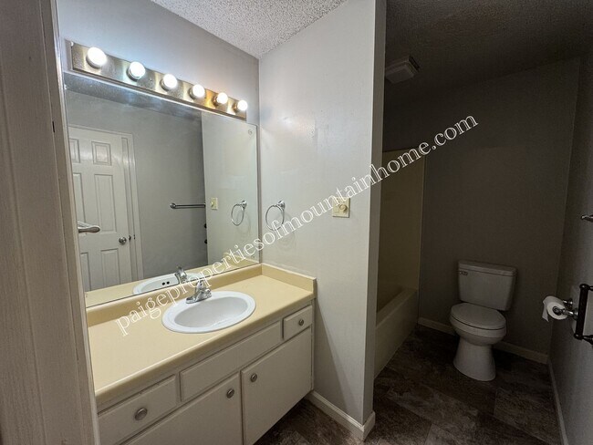Building Photo - 605 Cooper Estates Dr