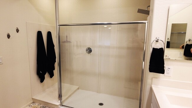 Building Photo - Like new 4-bedroom with Teen suite & Commu...
