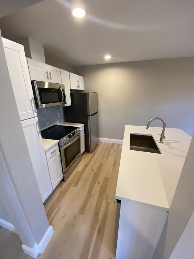 Building Photo - 5826 Sandhurst Ln
