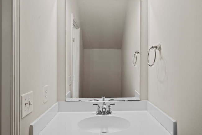 Building Photo - Charming 2-Bedroom, 2.5 Baths Townhouse in...