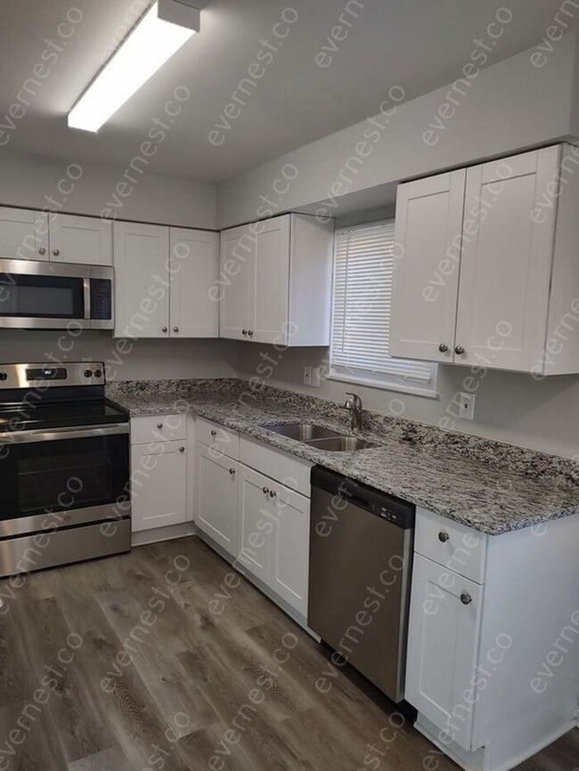 Building Photo - Charming 3-Bedroom Home with Fenced Yard a...