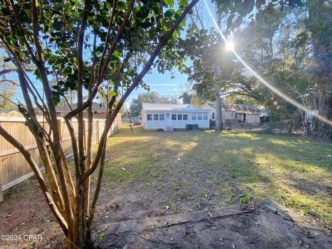 Building Photo - Home Centrally Located in Marianna, FL