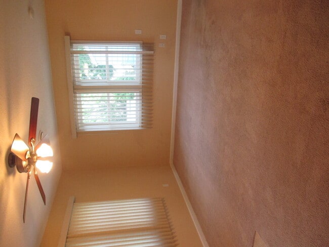 Building Photo - 7405 N Pine St