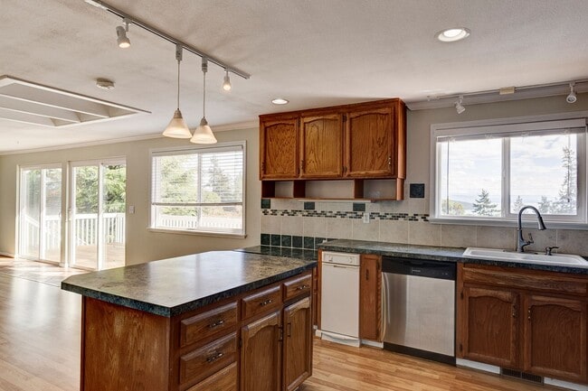 Building Photo - Spacious 2-Story Split-Level Home with Wat...