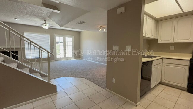 Building Photo - 815 E Grovers Ave