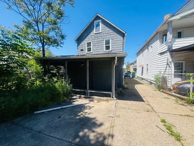 Building Photo - 3405 Roehl Ave