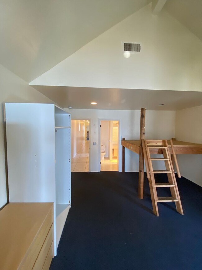 Building Photo - 6773 Del Playa Dr