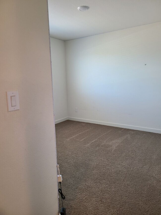 Building Photo - COMING SOON!!! Spacious Newer 4bd/2.5ba N Valleys Home!