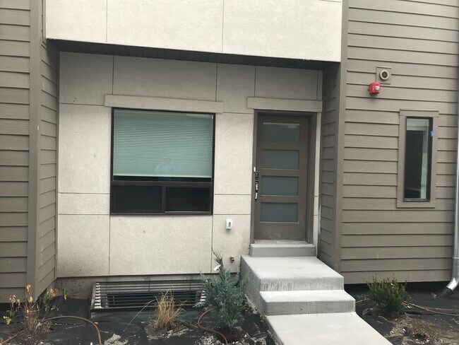 Building Photo - 6982 S Brookhill Dr