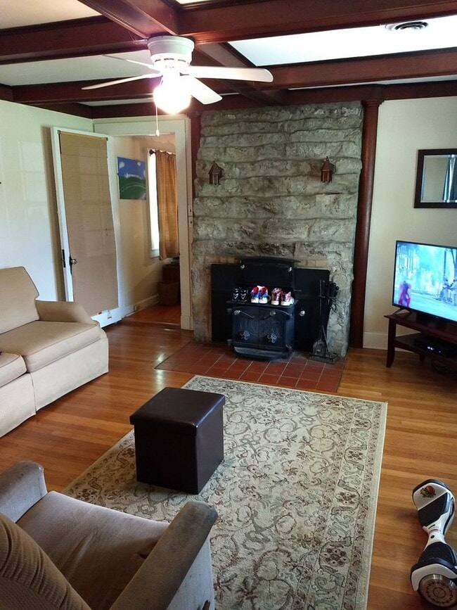 Building Photo - 3 Bed/2 Bath Single Fmaily Home