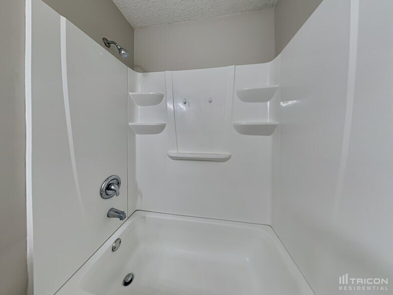 Building Photo - 2600 Malibu Cir