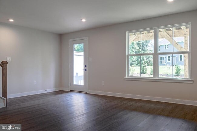 Building Photo - 6 Foxwood Dr