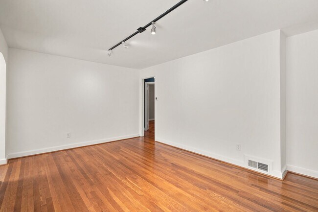 Building Photo - 2 Bed 1 Bath - Takoma Park Cottage- Large ...